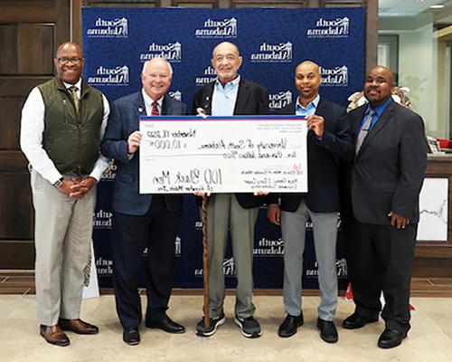 邦纳校长，博士. 米切尔博士. Greene, and member of 100 Black Men donating check to USA.